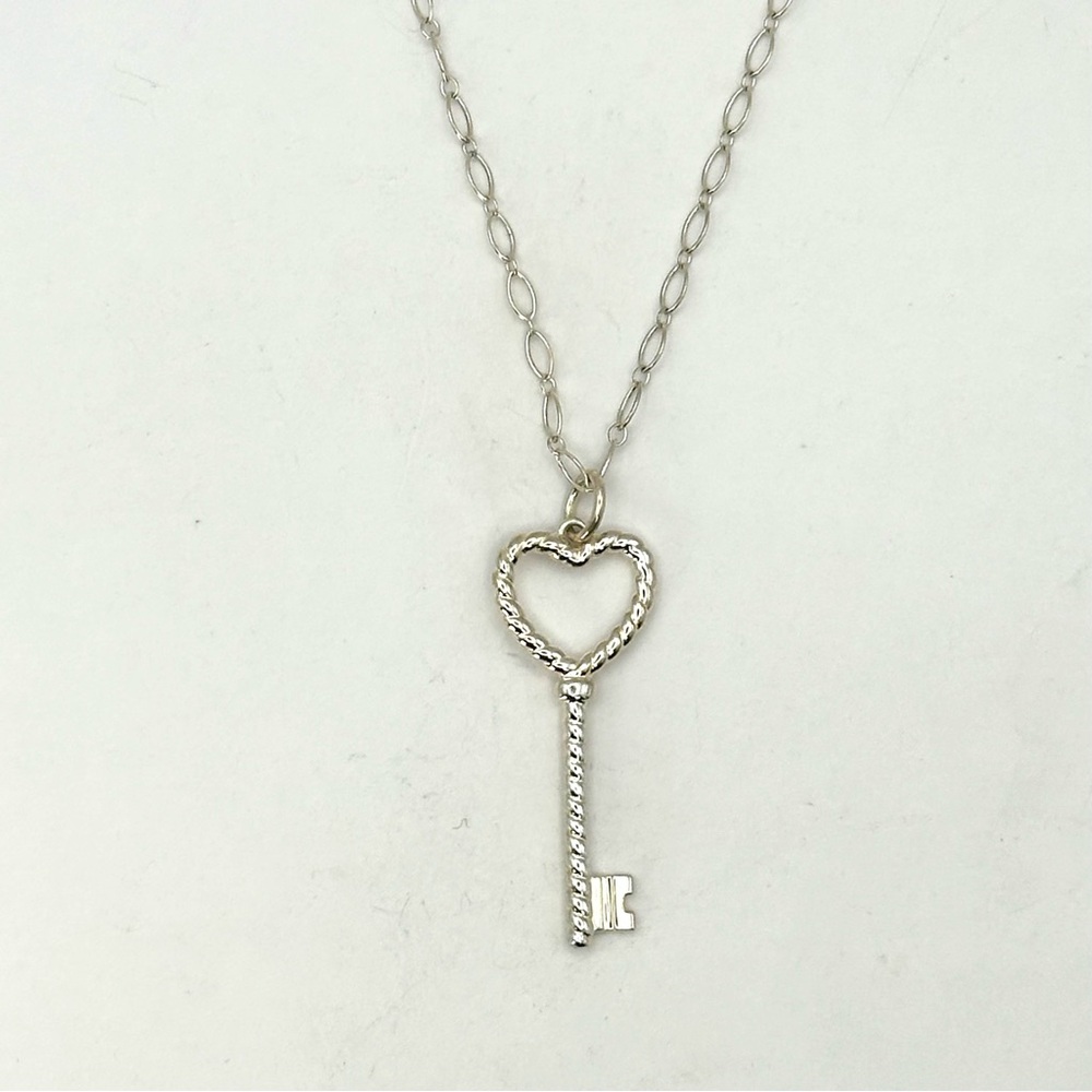 Tiffany & Co RETIRED Heart Key Pendant Necklace - Picture 4 of 9